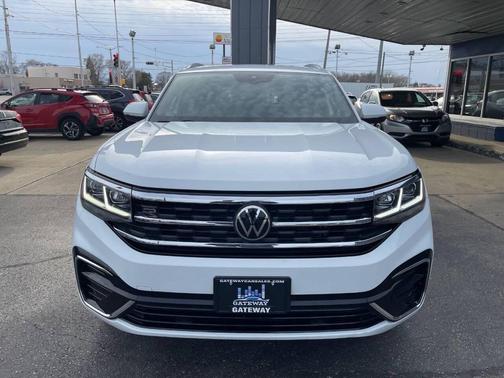 Oryx White Pearl 2022 Volkswagen Atlas Cross Sport 3.6L V6 SEL R-Line