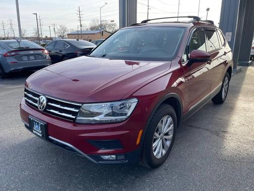 Cardinal Red Metallic 2018 Volkswagen Tiguan 2.0T SE 4MOTION