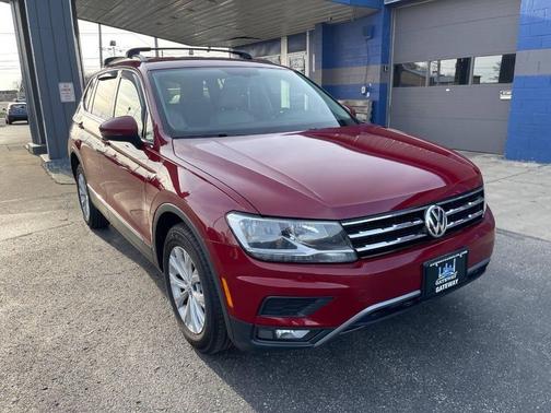 Cardinal Red Metallic 2018 Volkswagen Tiguan 2.0T SE 4MOTION