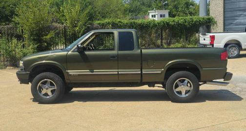 2001 Chevrolet S-10 Base
