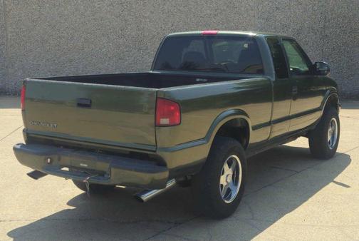 2001 Chevrolet S-10 Base