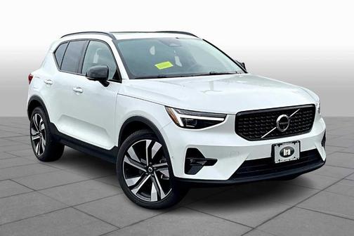 2025 Volvo XC40 B5 Plus Dark Theme