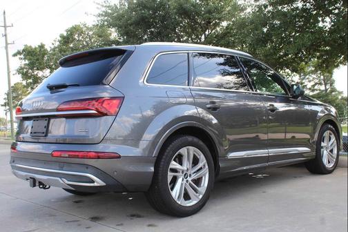 Samurai Gray Metallic 2021 Audi Q7 55 Prestige