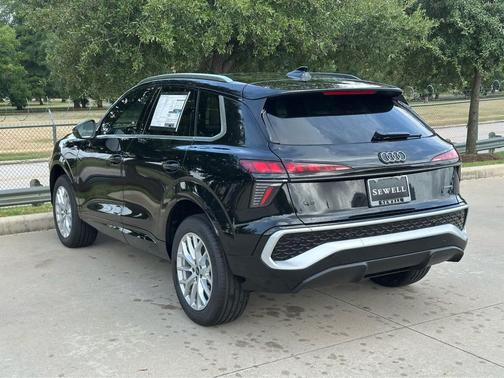 Mythos Black Metallic 2026 Audi Q3 TFSI quattro S tronic
