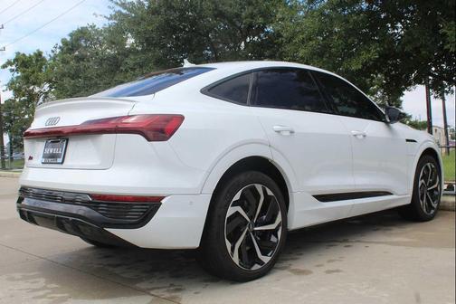 Glacier White Metallic 2024 Audi Q8 e-tron Premium Plus