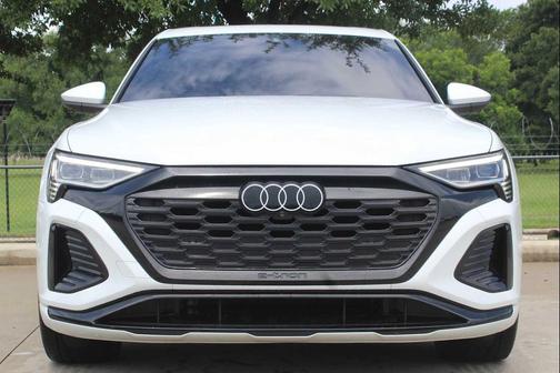Glacier White Metallic 2024 Audi Q8 e-tron Premium Plus