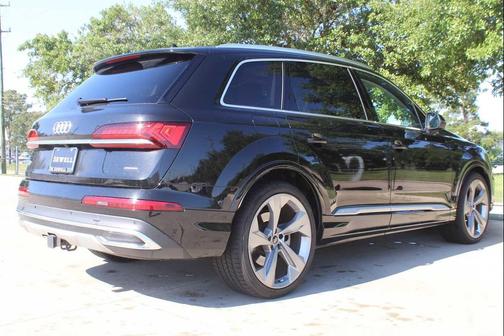 Mythos Black Metallic 2022 Audi Q7 55 Prestige