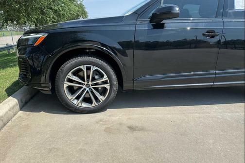 Mythos Black Metallic 2026 Audi Q7 45 Premium