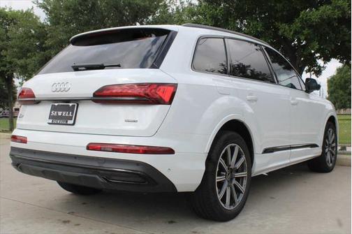 2024 Audi Q7 45 Premium Plus