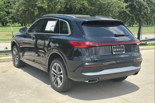 Mythos Black Metallic 2026 Audi Q5 Premium TFSI quattro S tronic