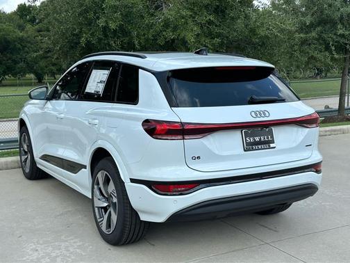 2025 Audi Q6 e-tron Premium Plus quattro