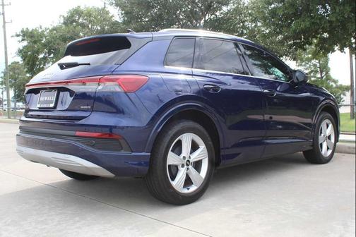 2022 Audi e-tron Premium Plus