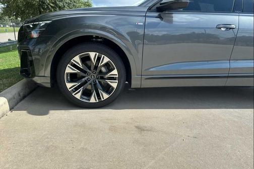Daytona Gray Pearl Effect 2026 Audi Q8 55 Premium Plus