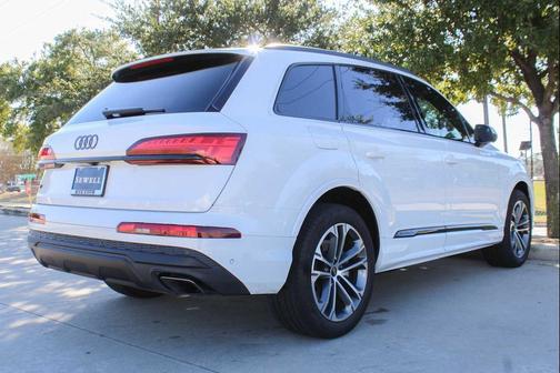 2025 Audi Q7 45 Premium Plus