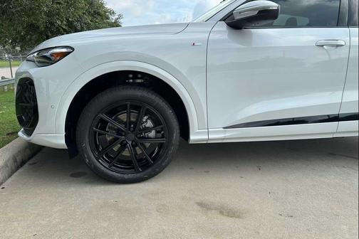 Glacier White Metallic 2026 Audi Q5 Premium Plus TFSI quattro S tronic