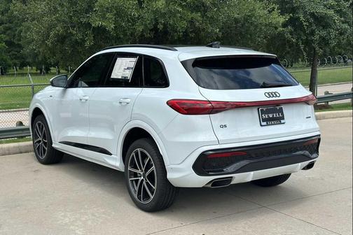 Glacier White Metallic 2026 Audi Q5 Premium Plus TFSI quattro S tronic