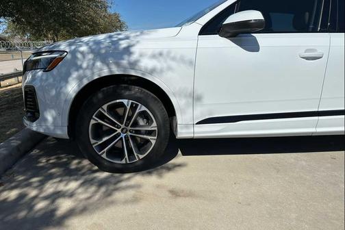 Glacier White Metallic 2026 Audi Q7 45 Premium