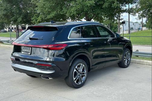 Mythos Black Metallic 2026 Audi Q5 Premium TFSI quattro S tronic