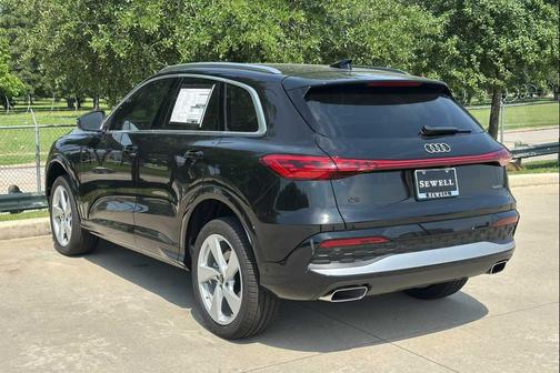 Mythos Black Metallic 2026 Audi Q5 Premium Plus TFSI quattro S tronic