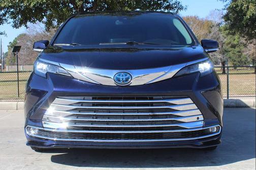 2021 Toyota Sienna XLE 8 Passenger