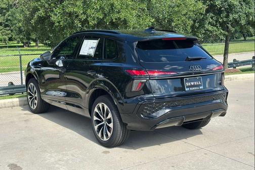 Mythos Black Metallic 2026 Audi Q3 TFSI quattro S tronic