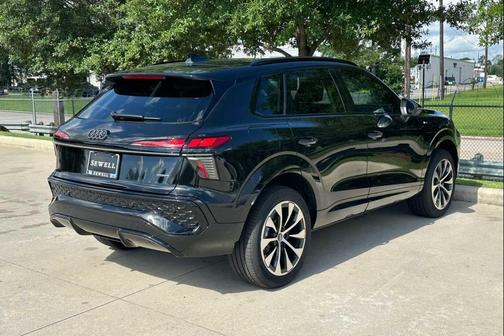 Mythos Black Metallic 2026 Audi Q3 TFSI quattro S tronic