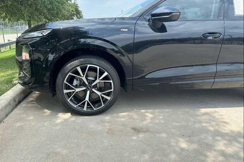 Mythos Black Metallic 2026 Audi Q3 TFSI quattro S tronic