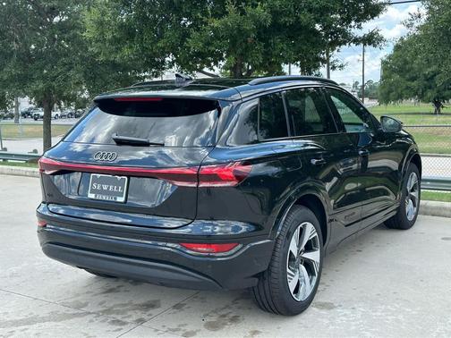 2025 Audi Q6 e-tron Premium Plus quattro