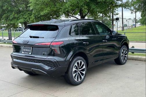 Mythos Black Metallic 2026 Audi Q3 TFSI quattro S tronic