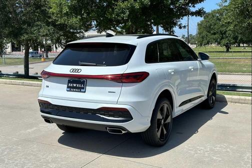Glacier White Metallic 2025 Audi Q5 Premium Plus TFSI quattro S tronic