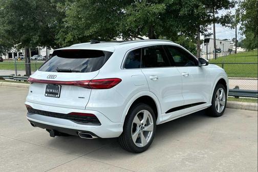 Glacier White Metallic 2026 Audi Q5 Premium Plus TFSI quattro S tronic