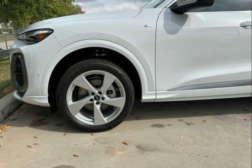 Glacier White Metallic 2026 Audi Q5 Sportback Premium Plus TFSI quattro S tronic