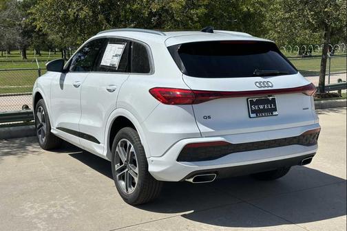 Glacier White Metallic 2026 Audi Q5 Premium TFSI quattro S tronic