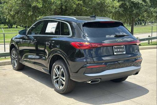 Mythos Black Metallic 2026 Audi Q5 Premium TFSI quattro S tronic