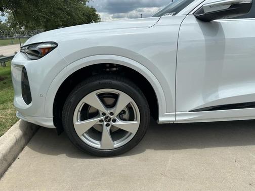 Glacier White Metallic 2025 Audi Q5 Premium Plus TFSI quattro S tronic