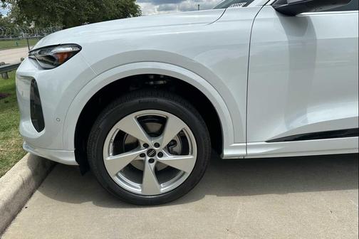 Glacier White Metallic 2025 Audi Q5 Premium Plus TFSI quattro S tronic
