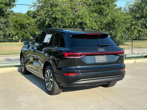 2025 Audi Q6 e-tron Premium quattro