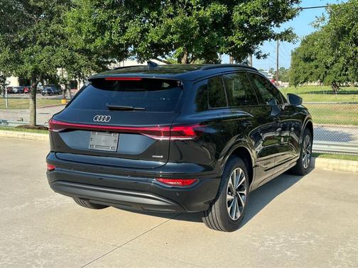 2025 Audi Q6 e-tron Premium quattro