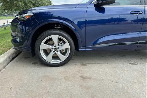 Navarra Blue Metallic 2026 Audi Q5 Premium Plus TFSI quattro S tronic