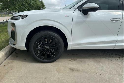 Glacier White Metallic 2026 Audi Q3 TFSI quattro S tronic