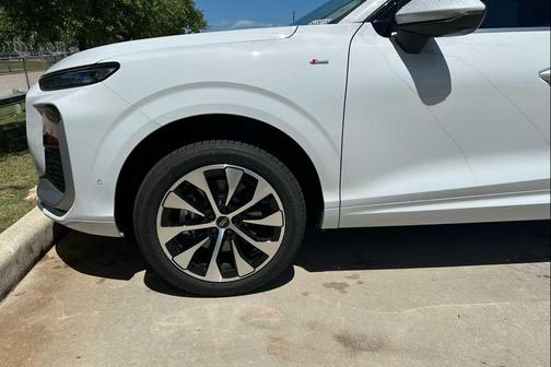 Glacier White Metallic 2026 Audi Q3 TFSI quattro S tronic