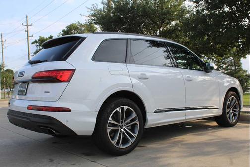Glacier White Metallic 2026 Audi Q7 45 Premium