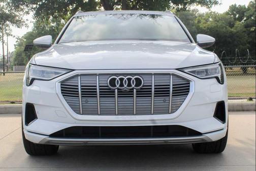 2019 Audi e-tron Premium Plus