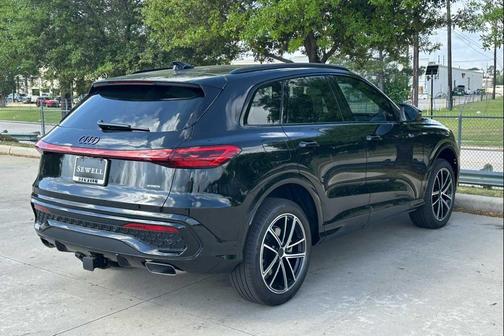 Mythos Black Metallic 2026 Audi Q5 2.0T Progressiv