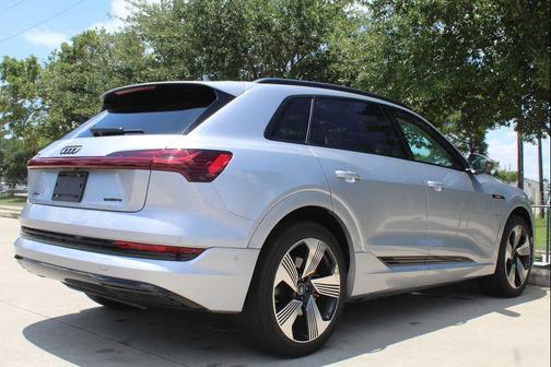 Florett Silver Metallic 2023 Audi e-tron Premium Plus quattro