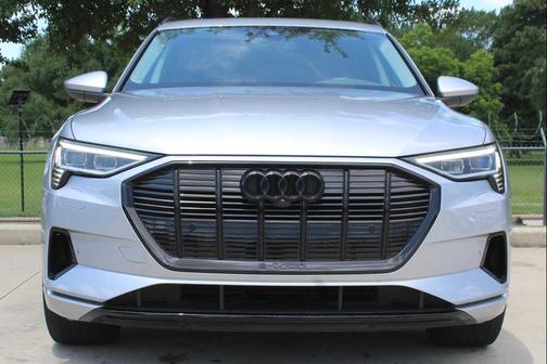 Florett Silver Metallic 2023 Audi e-tron Premium Plus quattro