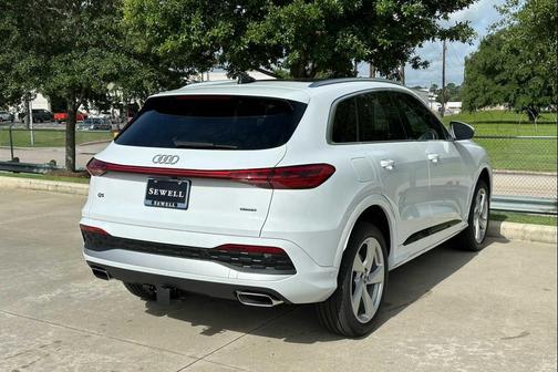 Glacier White Metallic 2025 Audi Q5 Premium Plus TFSI quattro S tronic