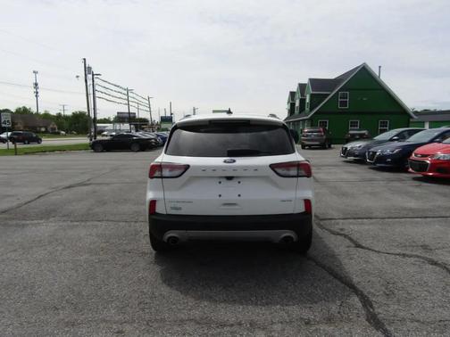 Star White Metallic Tri-Coat 2022 Ford Escape Titanium