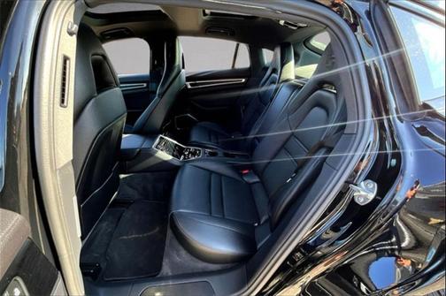 2023 Porsche Panamera 4 Platinum Edition