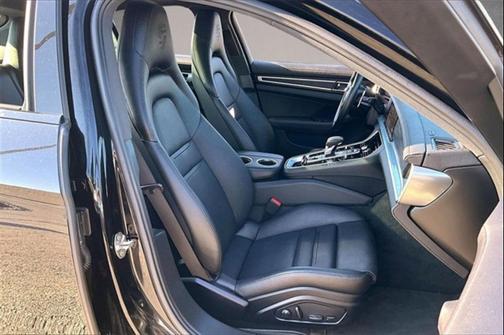 2023 Porsche Panamera 4 Platinum Edition